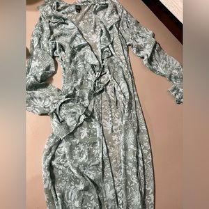 🎉3/$15 or 5/$20🎉 NWOT sheer floral top with tie